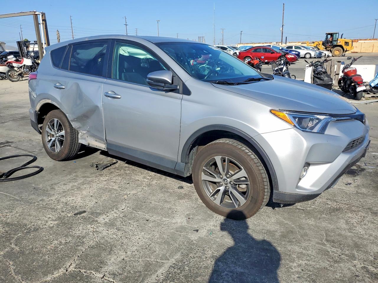 2018 TOYOTA RAV4 XLE — Фото 4 из 12