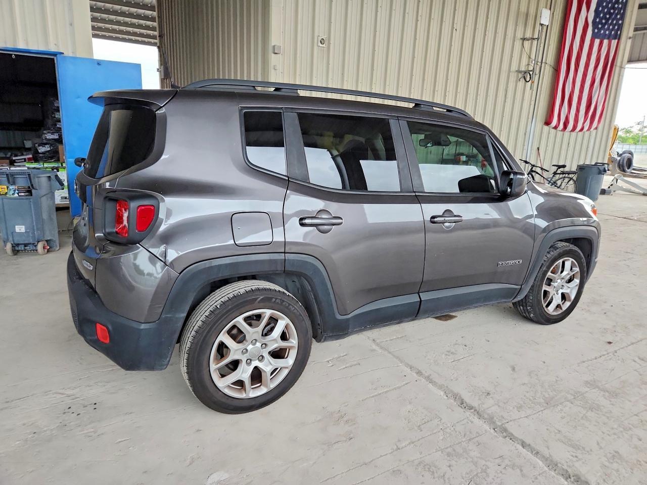 2018 JEEP RENEGADE LATITUDE — Фото 3 из 13