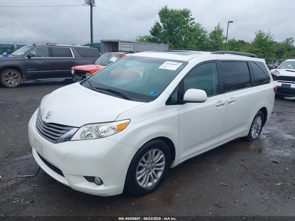 5TDYK3DC8FS643768 2015 TOYOTA SIENNA photo no. 2