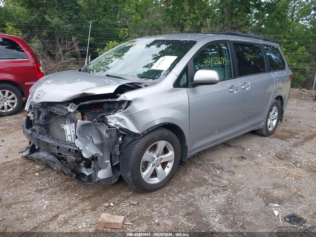 5TDKZ3DC0HS784452 2017 TOYOTA SIENNA photo no. 2