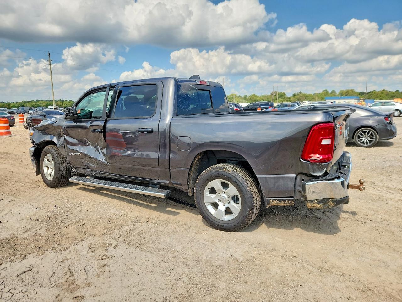 2025 RAM 1500 TRADESMAN — Фото 2 из 12