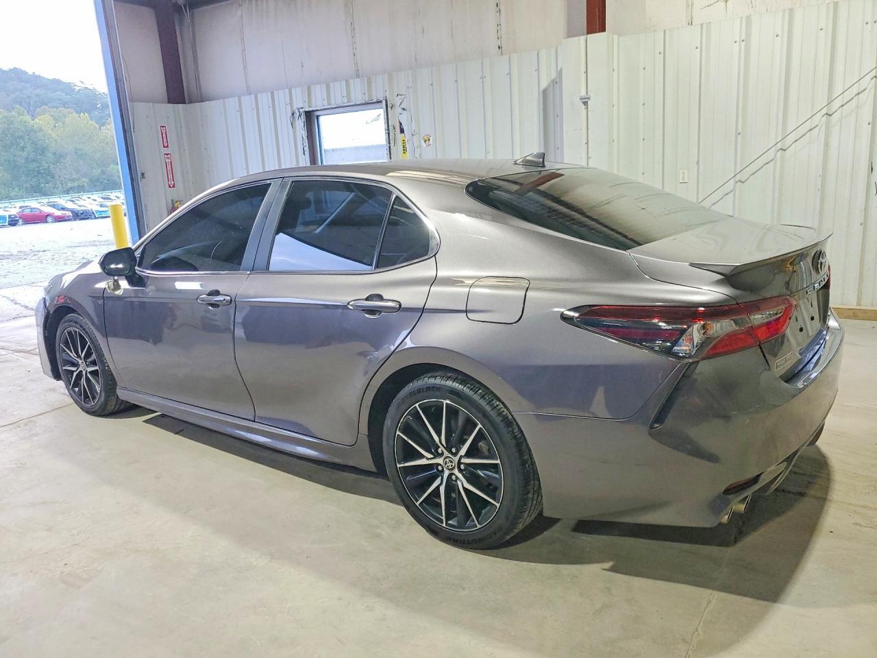 2022 TOYOTA CAMRY HYBRID SE — Фото 2 из 12