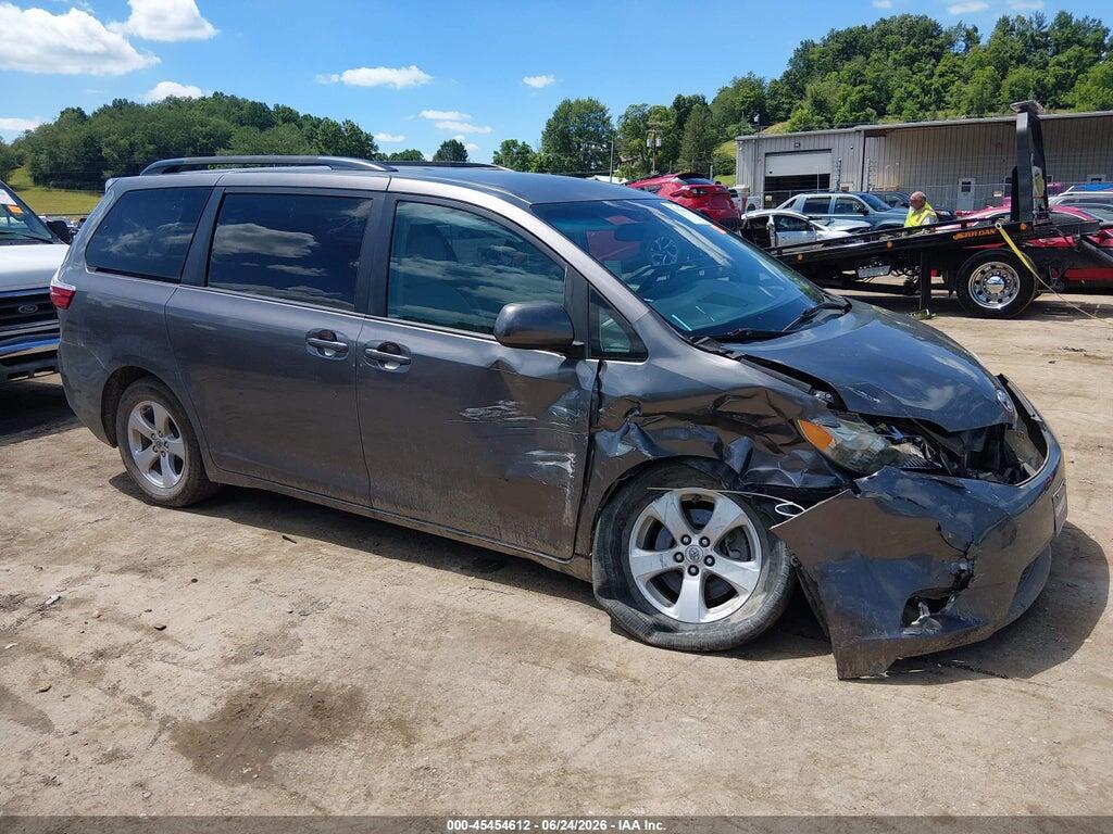 5TDKZ3DC4HS832583 2017 TOYOTA SIENNA photo no. 1