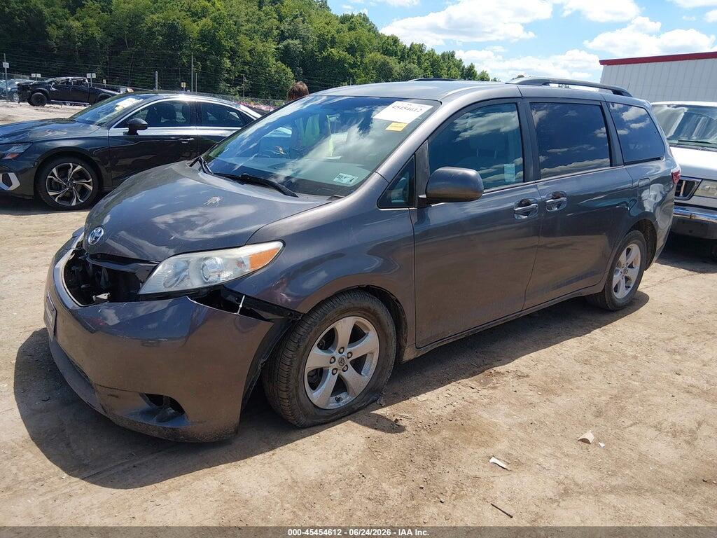 5TDKZ3DC4HS832583 2017 TOYOTA SIENNA photo no. 2
