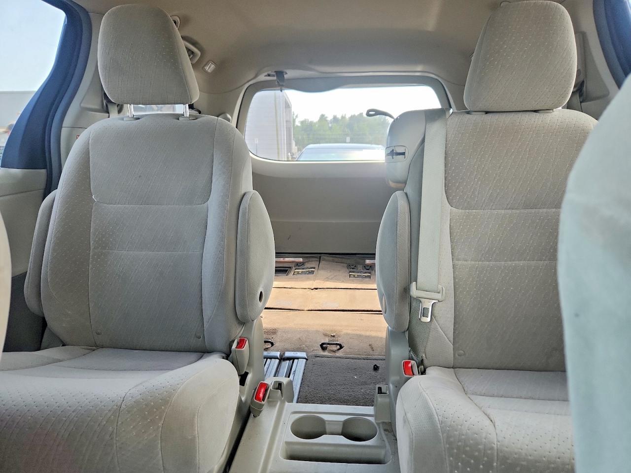 2015 TOYOTA SIENNA LE — Фото 10 из 13