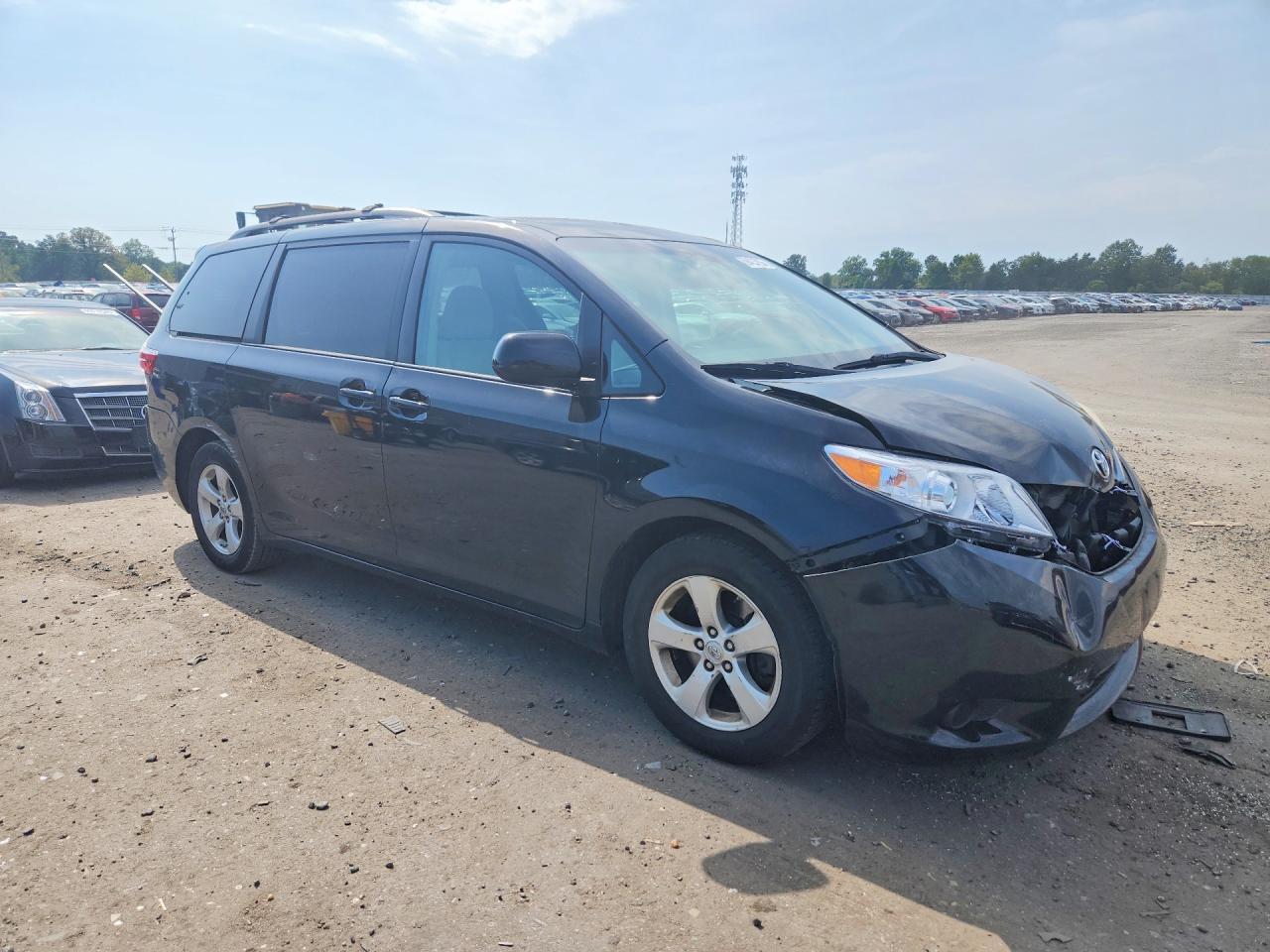 2015 TOYOTA SIENNA LE — Фото 4 из 13