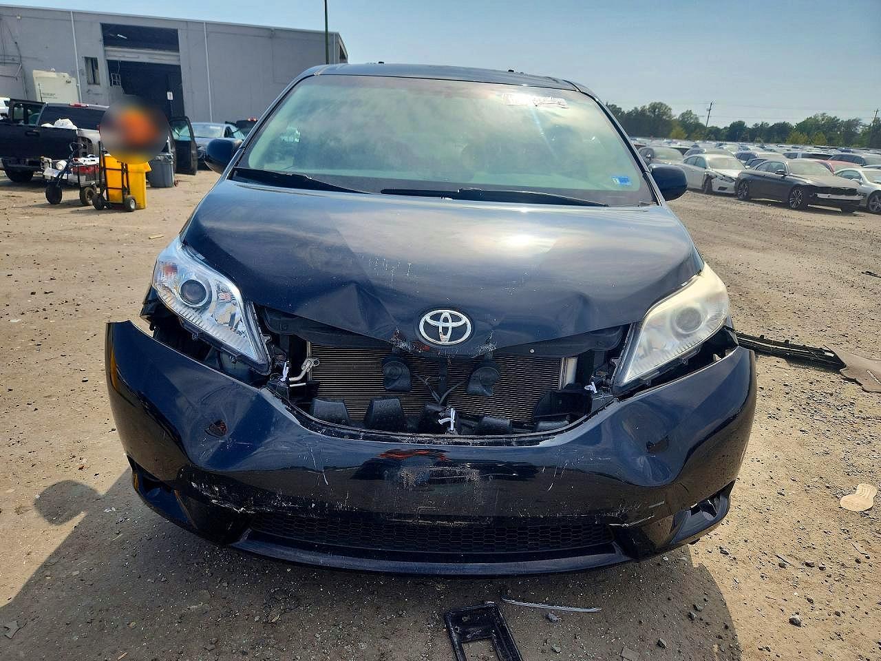 2015 TOYOTA SIENNA LE — Фото 5 из 13