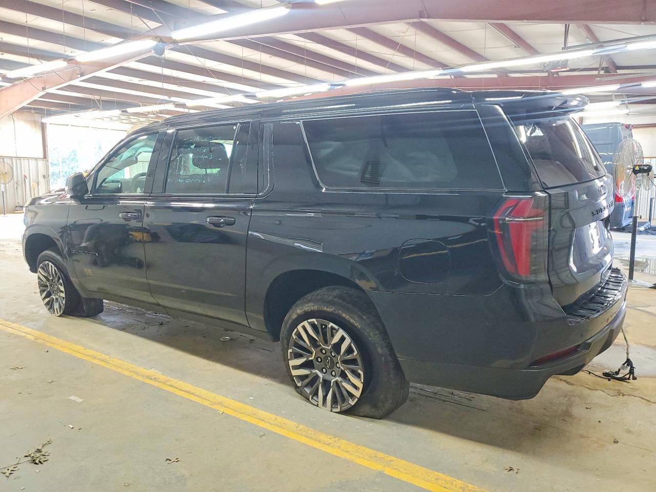 2026 CHEVROLET SUBURBAN K1500 Z71 — Фото 2 из 13