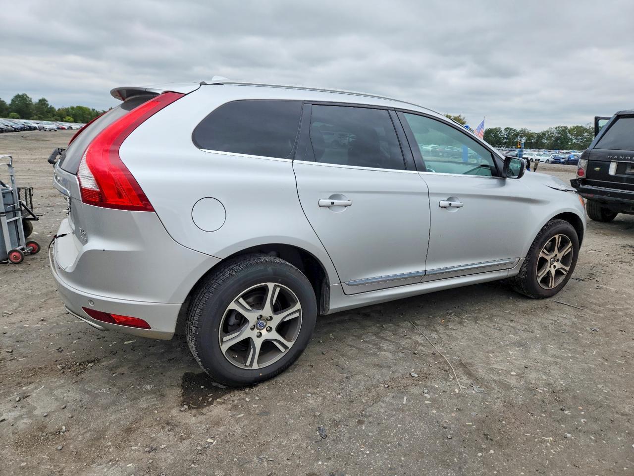 2015 VOLVO XC60 T6 PREMIER — Фото 3 из 12