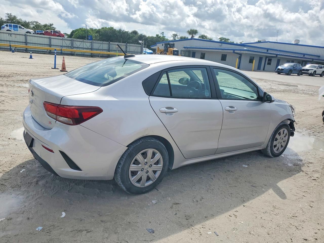 2021 KIA RIO S — Фото 3 из 13