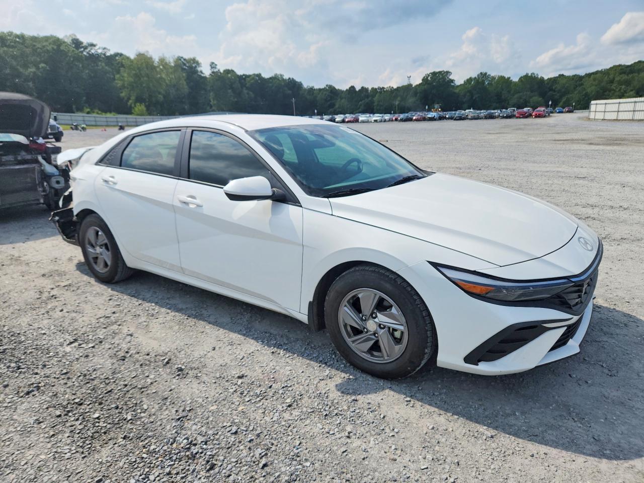 2024 HYUNDAI ELANTRA SE — Фото 4 из 12