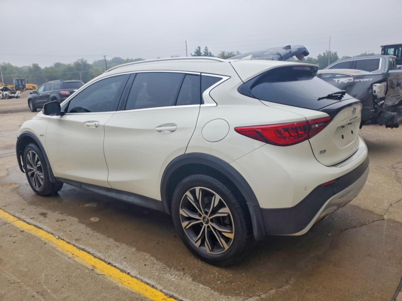 2017 INFINITI QX30 PREMIUM — Фото 2 из 13