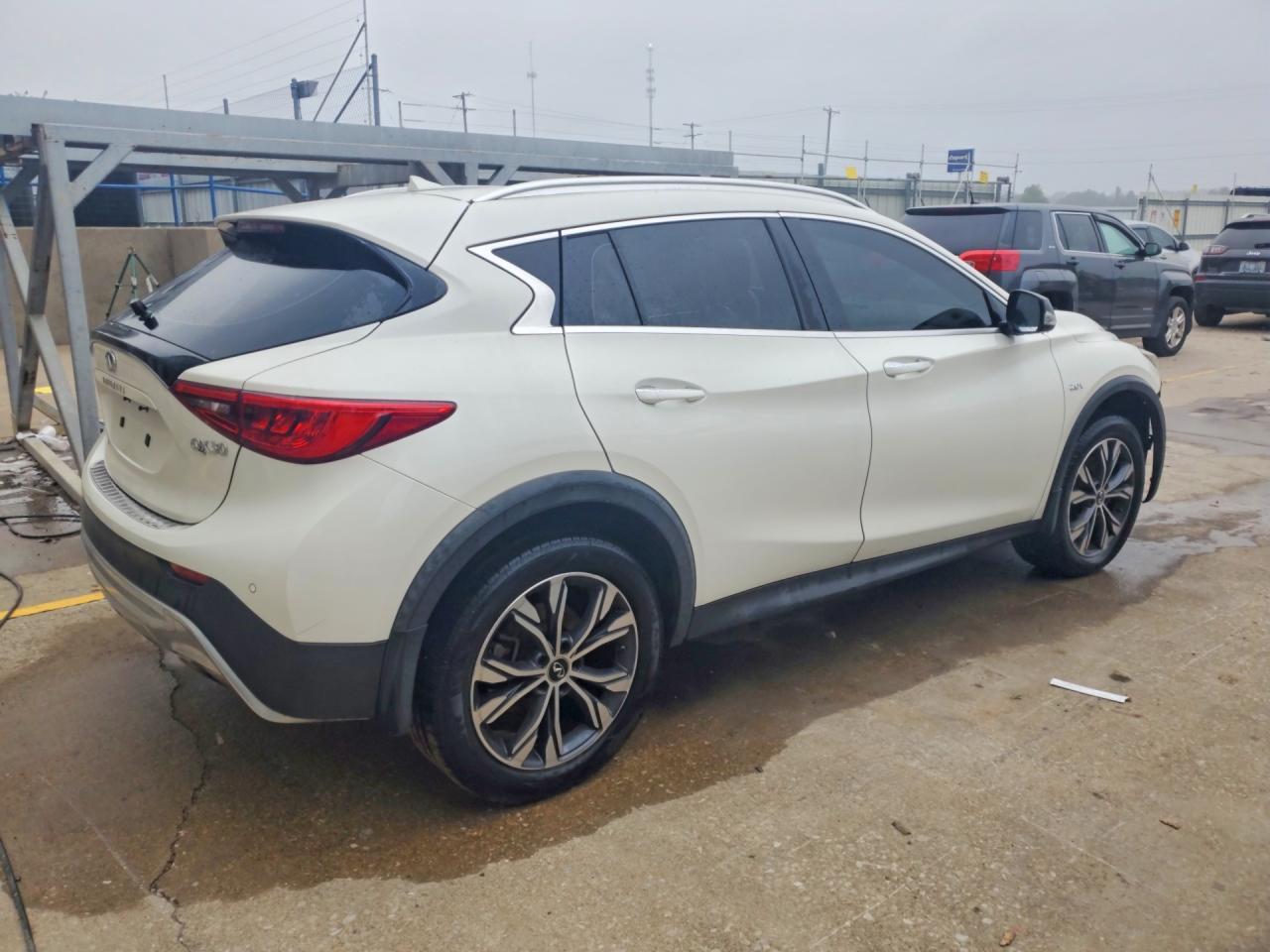 2017 INFINITI QX30 PREMIUM — Фото 3 из 13