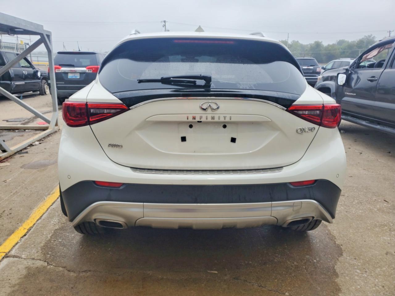 2017 INFINITI QX30 PREMIUM — Фото 6 из 13