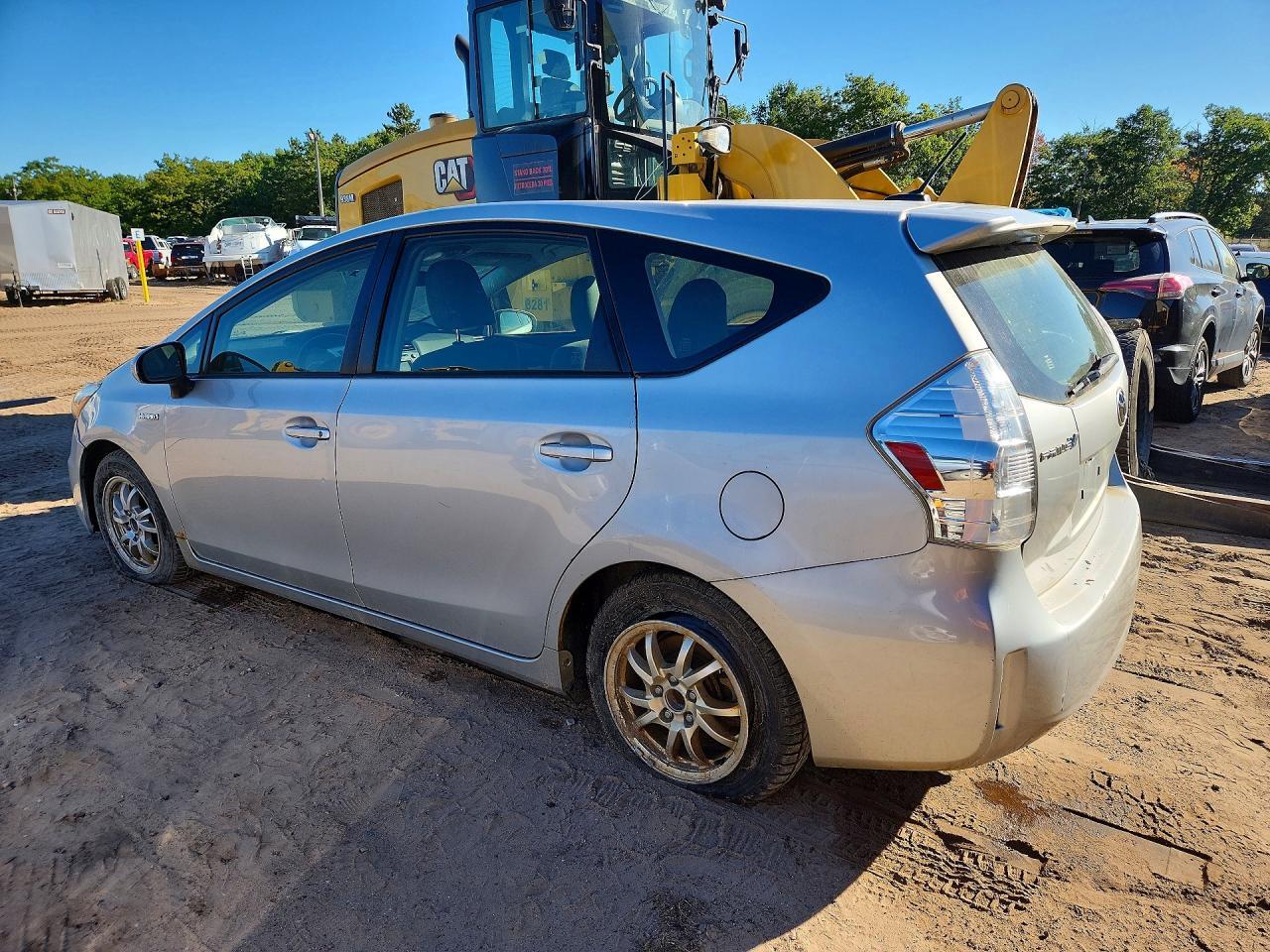 2014 TOYOTA PRIUS V THREE — Фото 2 из 13