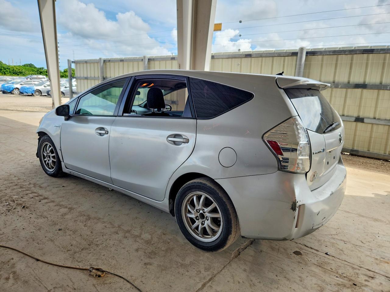 2013 TOYOTA PRIUS V TWO — Фото 2 из 12