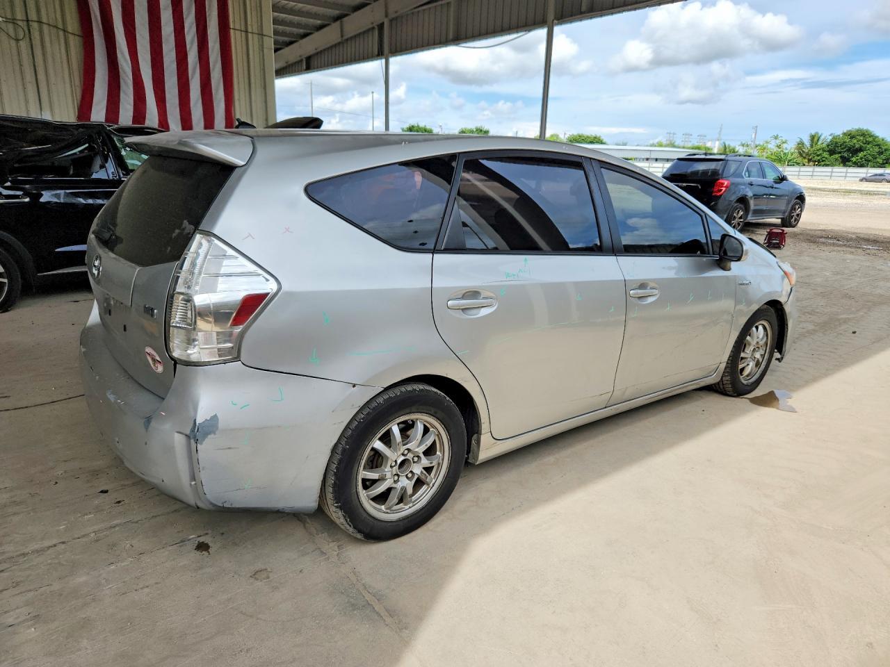 2013 TOYOTA PRIUS V TWO — Фото 3 из 12