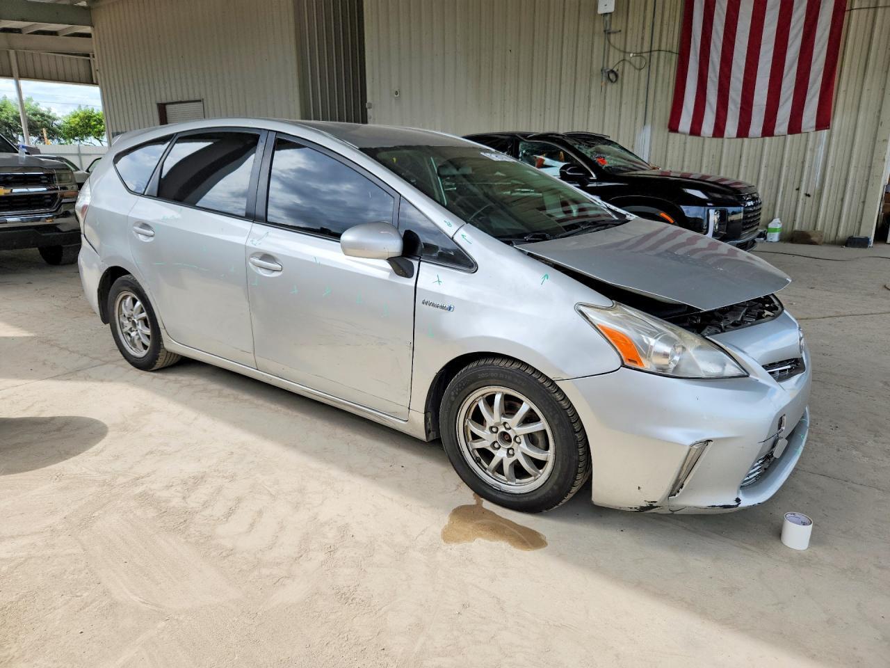 2013 TOYOTA PRIUS V TWO — Фото 4 из 12
