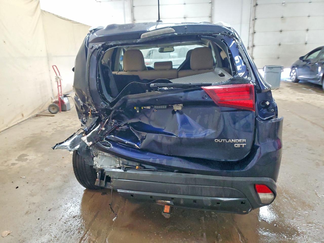 2016 MITSUBISHI OUTLANDER GT — Фото 6 из 14