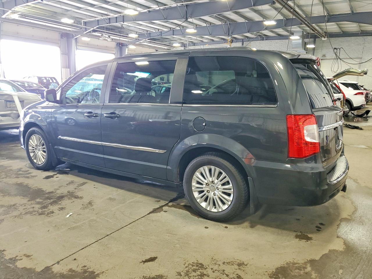 2012 CHRYSLER TOWN & COUNTRY TOURING — Фото 2 из 13