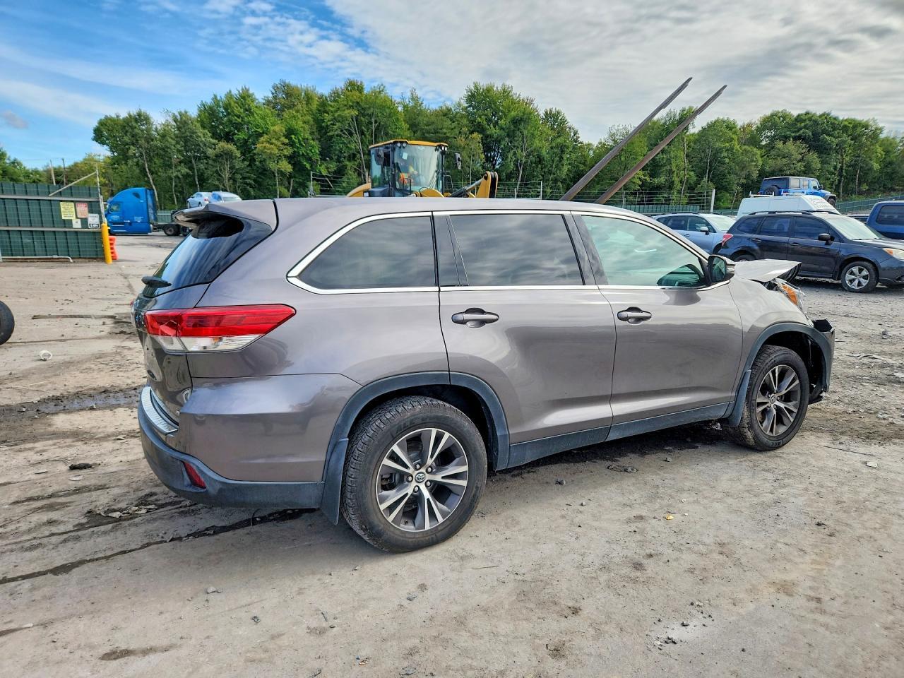2019 TOYOTA HIGHLANDER LE — Фото 3 из 13