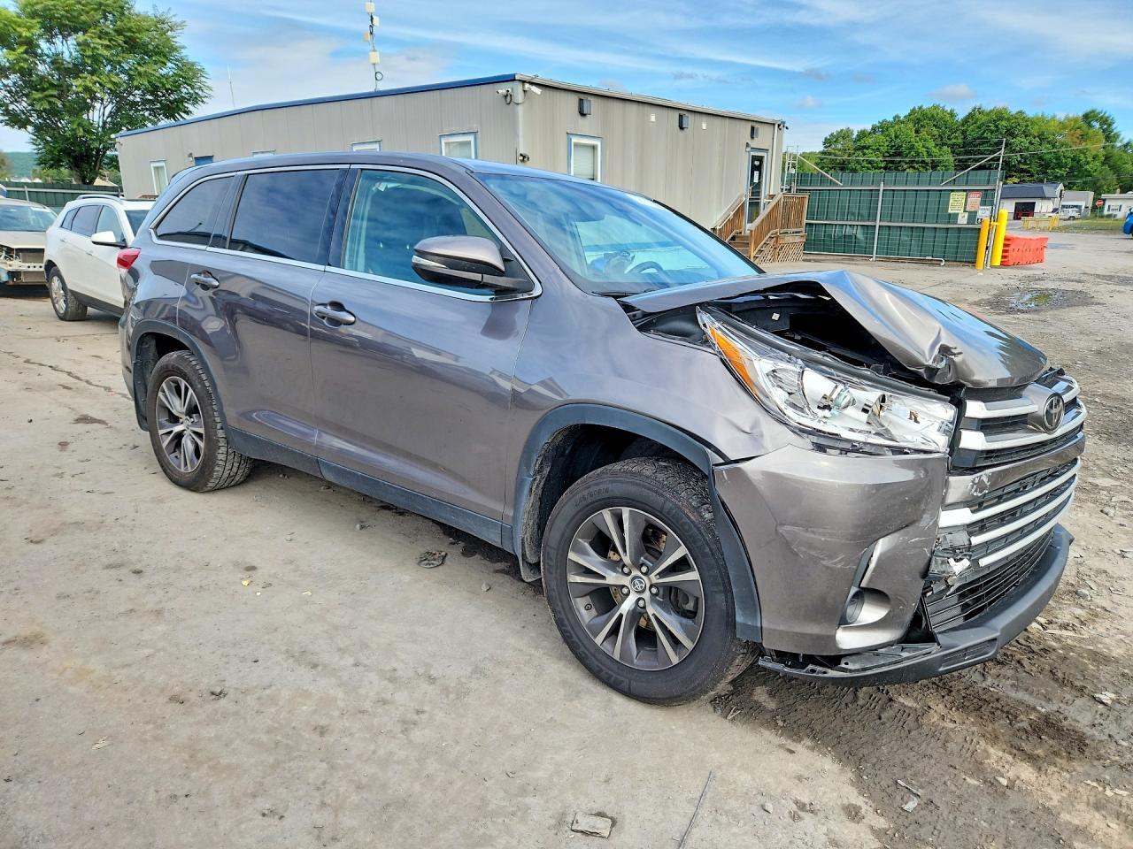 2019 TOYOTA HIGHLANDER LE — Фото 4 из 13