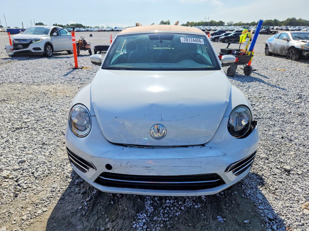 2019 VOLKSWAGEN BEETLE S — Фото 5 из 12