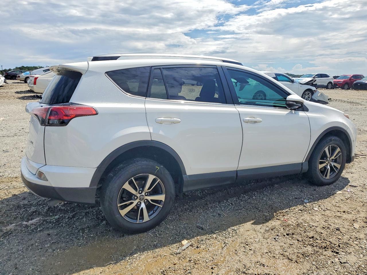 2018 TOYOTA RAV4 XLE — Фото 3 из 13