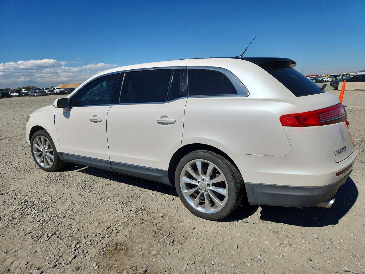 2011 LINCOLN MKT — Фото 2 из 13