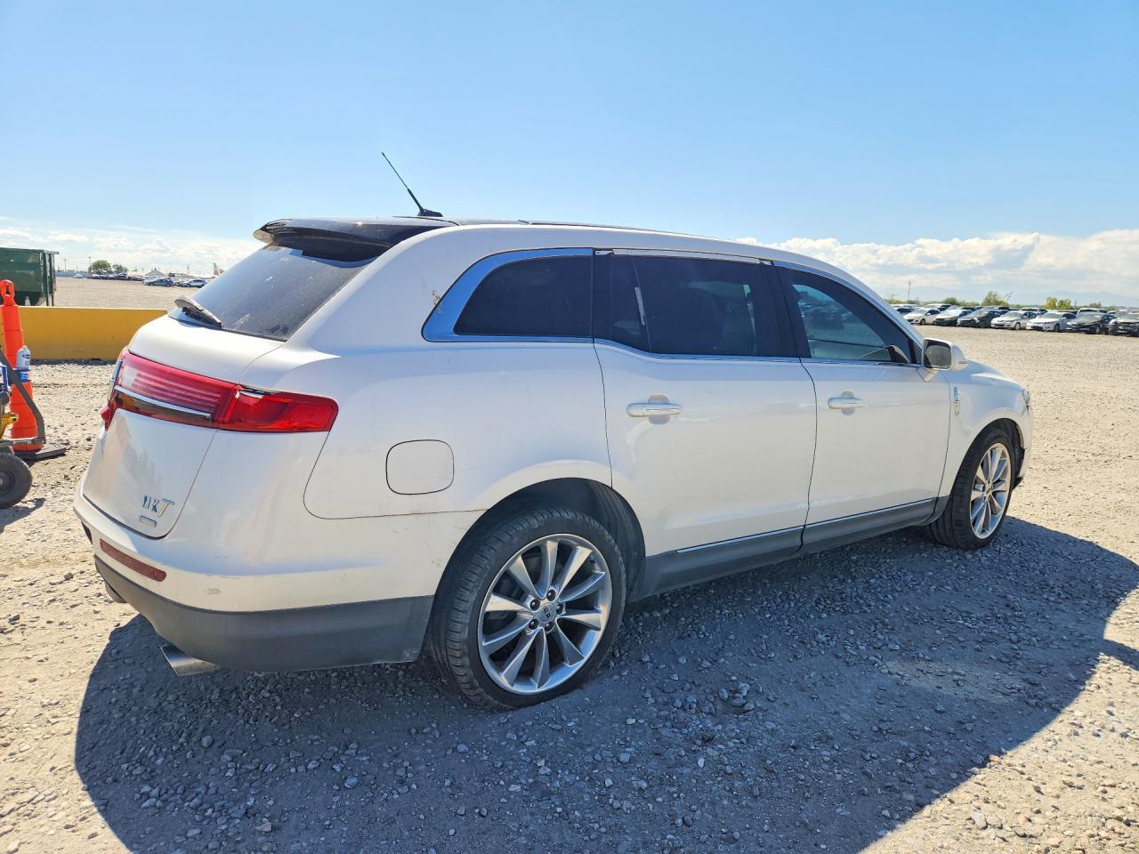 2011 LINCOLN MKT — Фото 3 из 13