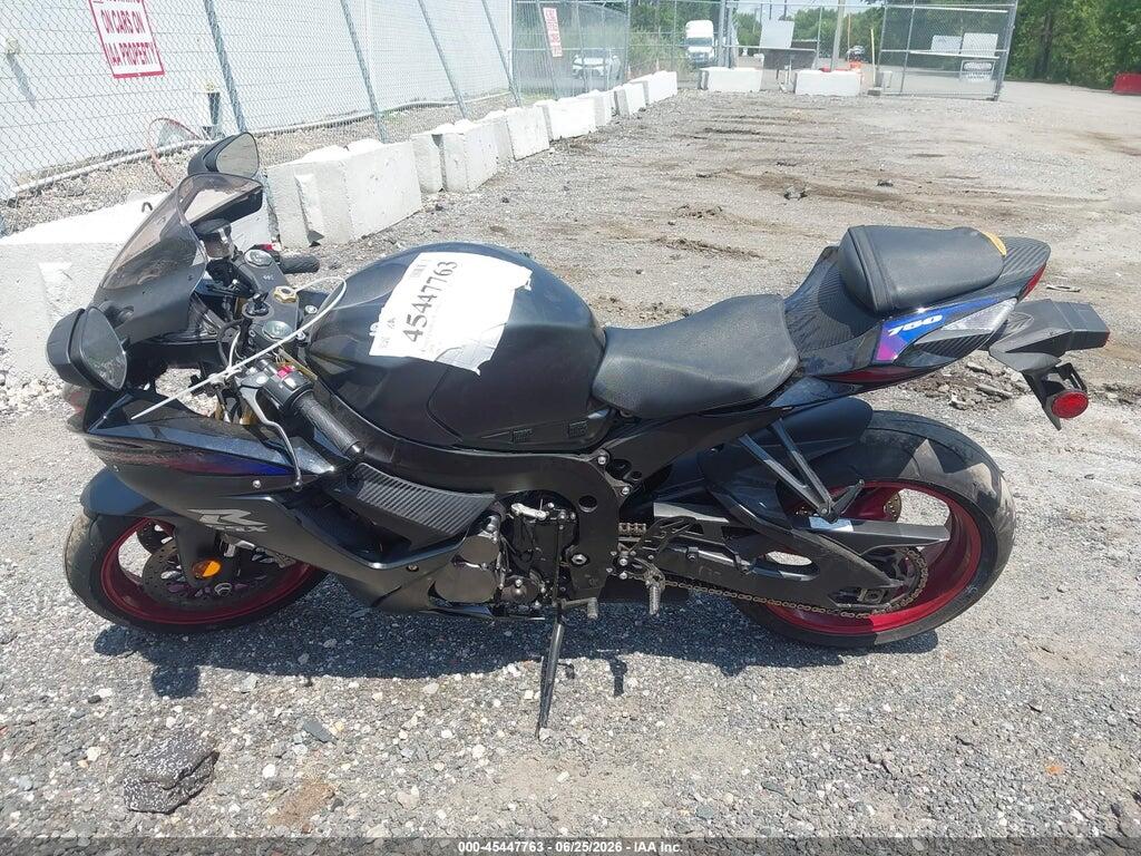 JS1GR7MA1T7101229 2026 SUZUKI GSX-R750 photo no. 3