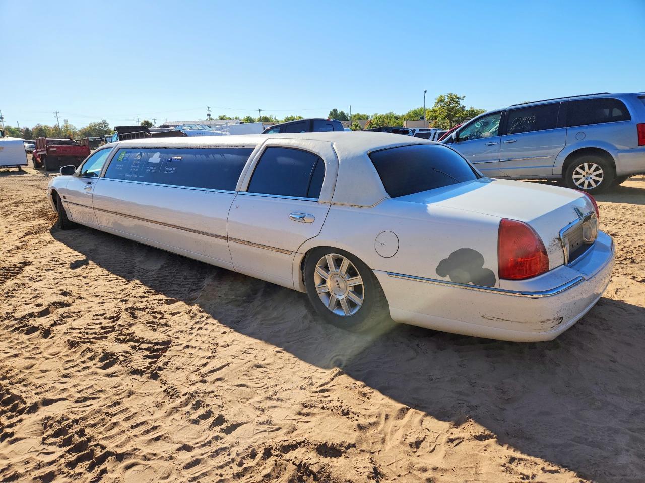 2008 LINCOLN TOWN CAR EXECUTIVE — Фото 2 из 13