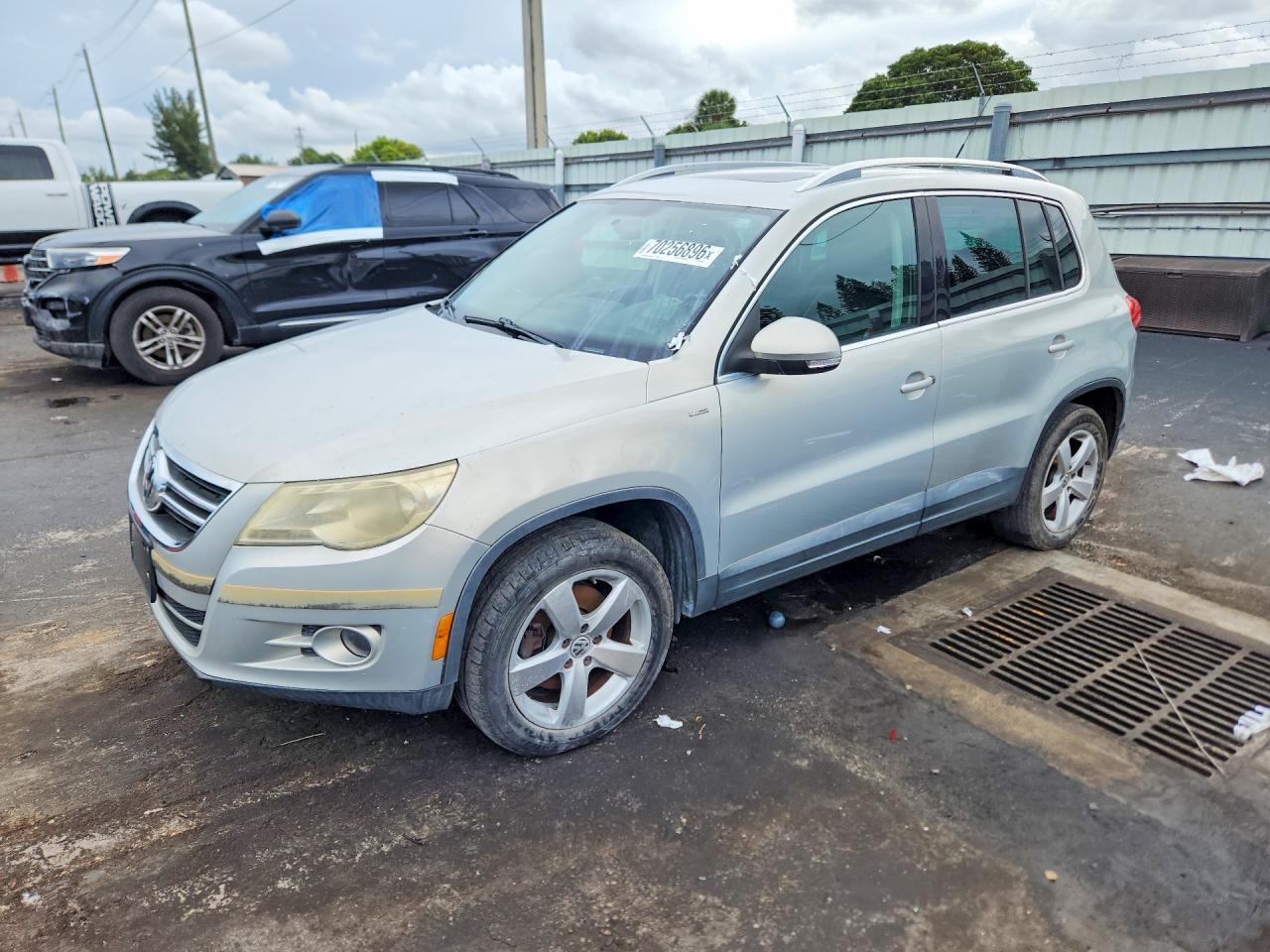 2010 VOLKSWAGEN TIGUAN SE