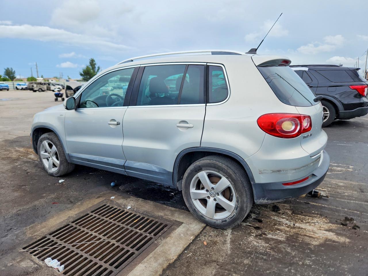 2010 VOLKSWAGEN TIGUAN SE — Фото 2 из 13