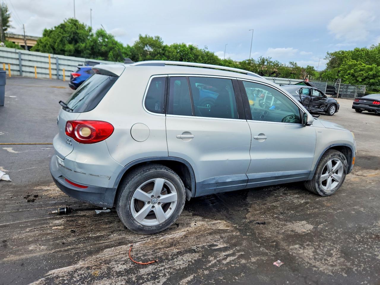 2010 VOLKSWAGEN TIGUAN SE — Фото 3 из 13