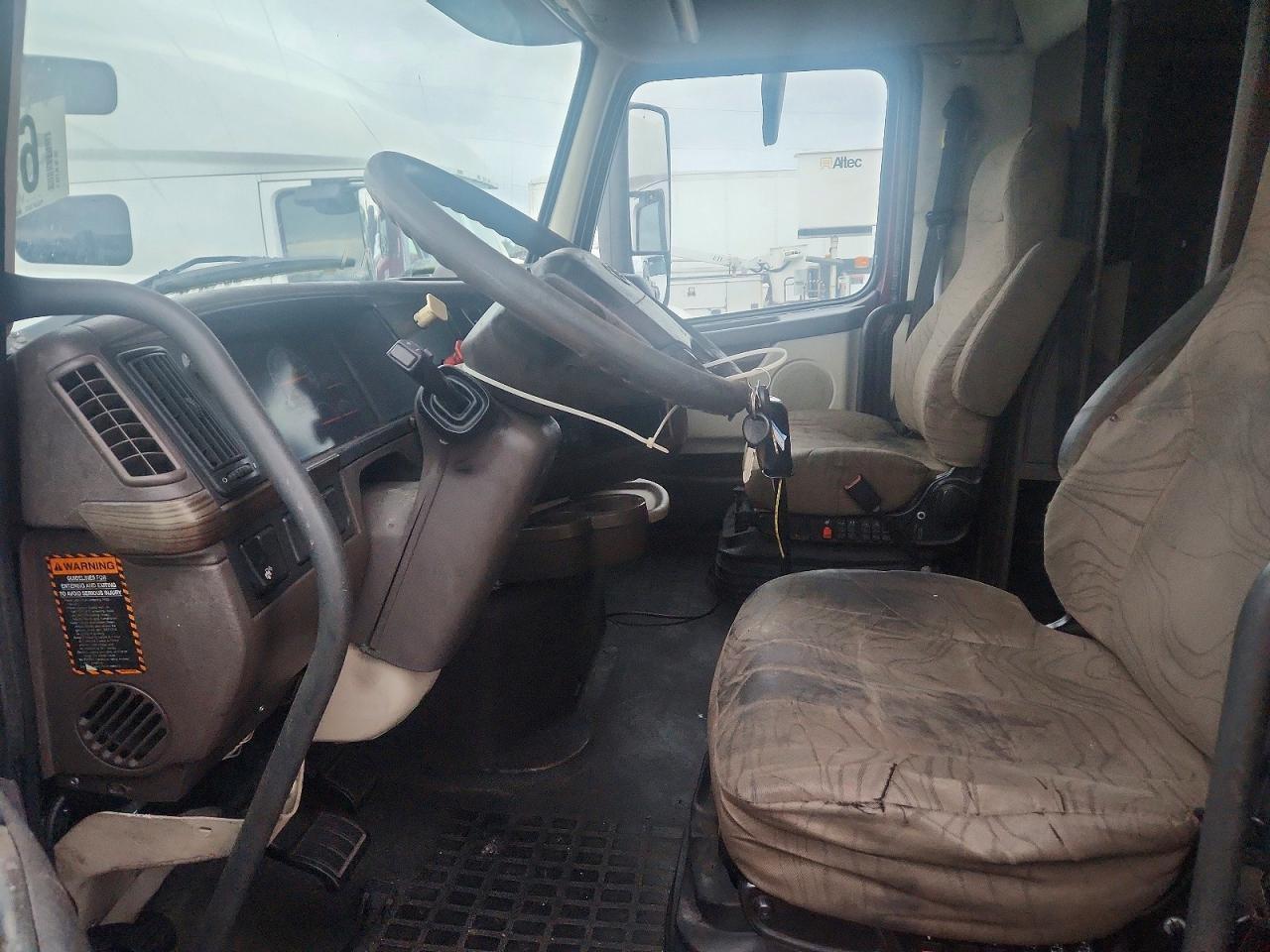 2012 VOLVO VNL SEMI TRUCK — Фото 7 из 14
