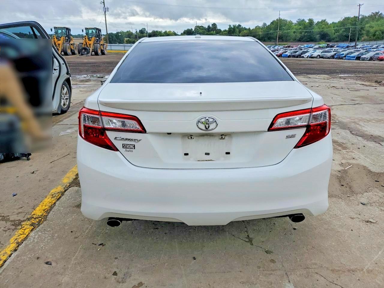 2014 TOYOTA CAMRY SE V6 — Фото 6 из 12