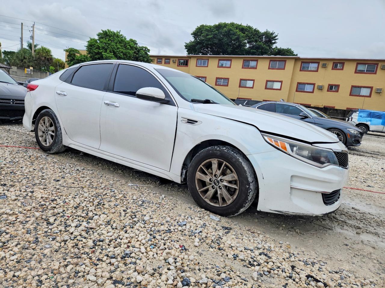 2017 KIA OPTIMA LX — Фото 4 из 12