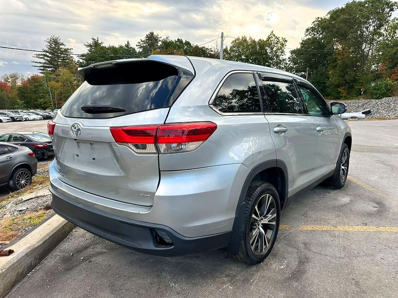 2019 TOYOTA HIGHLANDER LE — Фото 3 из 10
