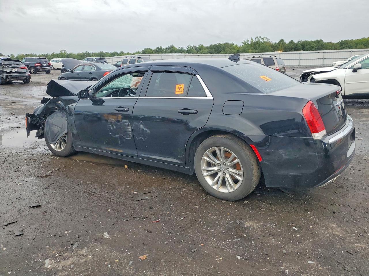 2020 CHRYSLER 300 TOURING — Фото 2 из 12