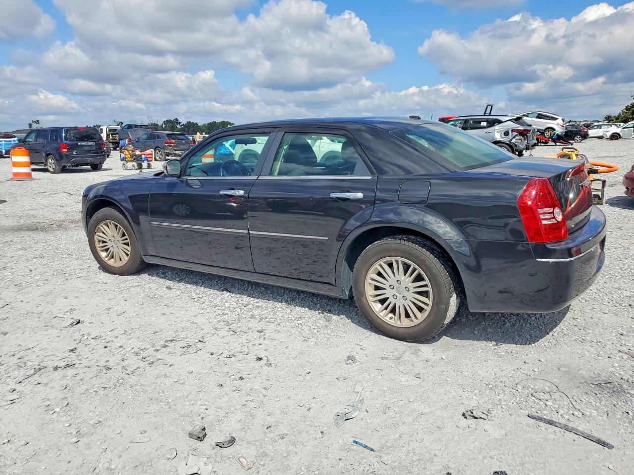 2010 CHRYSLER 300 TOURING — Фото 2 из 12