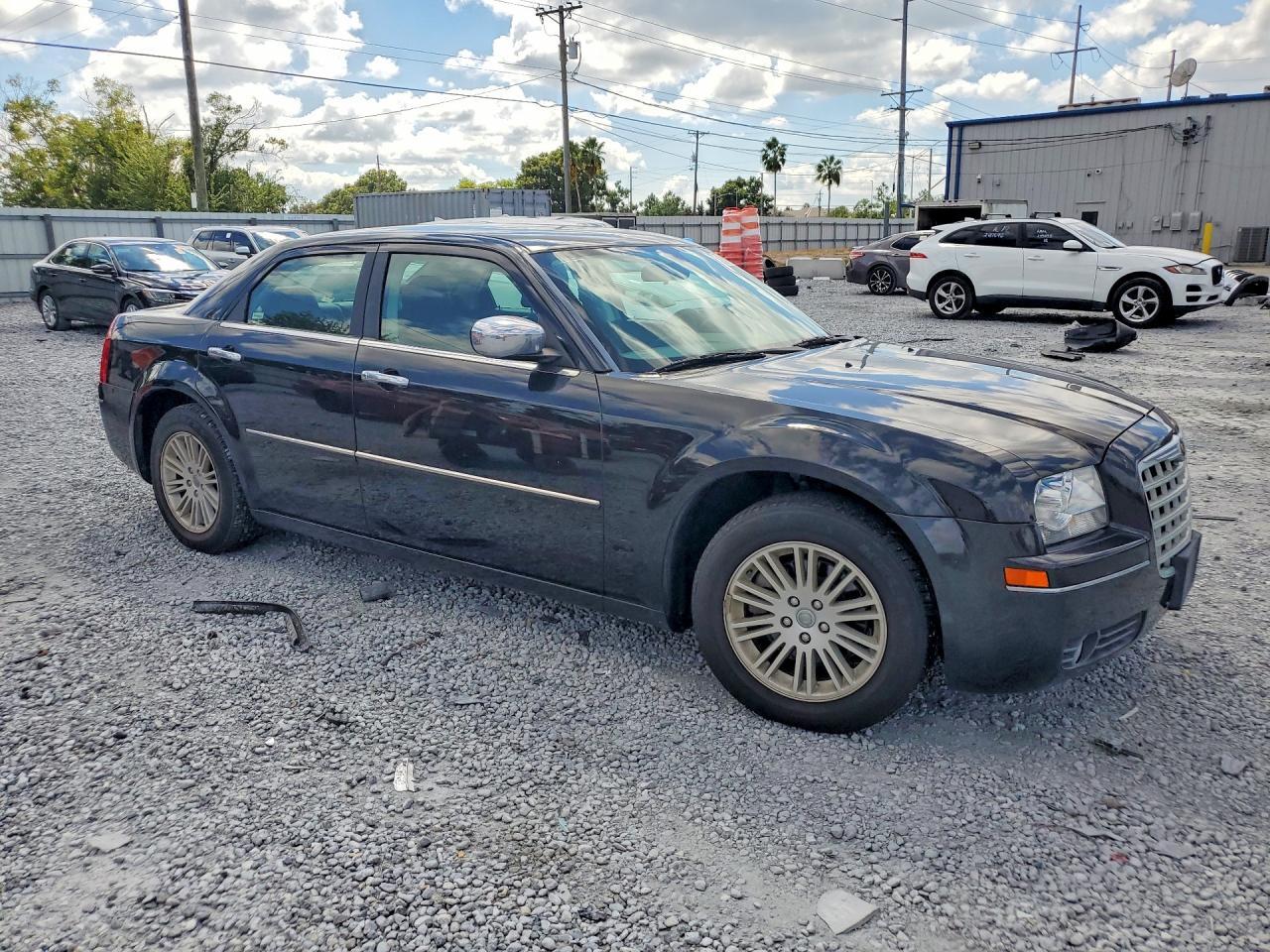 2010 CHRYSLER 300 TOURING — Фото 4 из 12