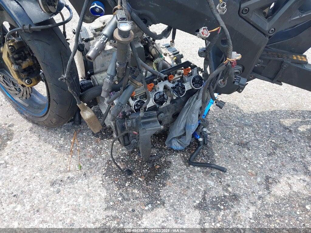 JS1GN7CA252114021 2005 SUZUKI GSX-R600 photo no. 9