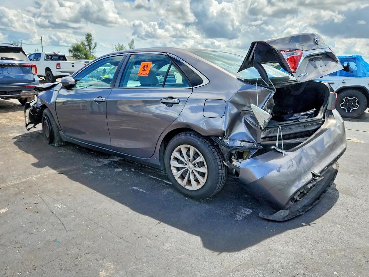 2015 TOYOTA CAMRY LE — Фото 2 из 12