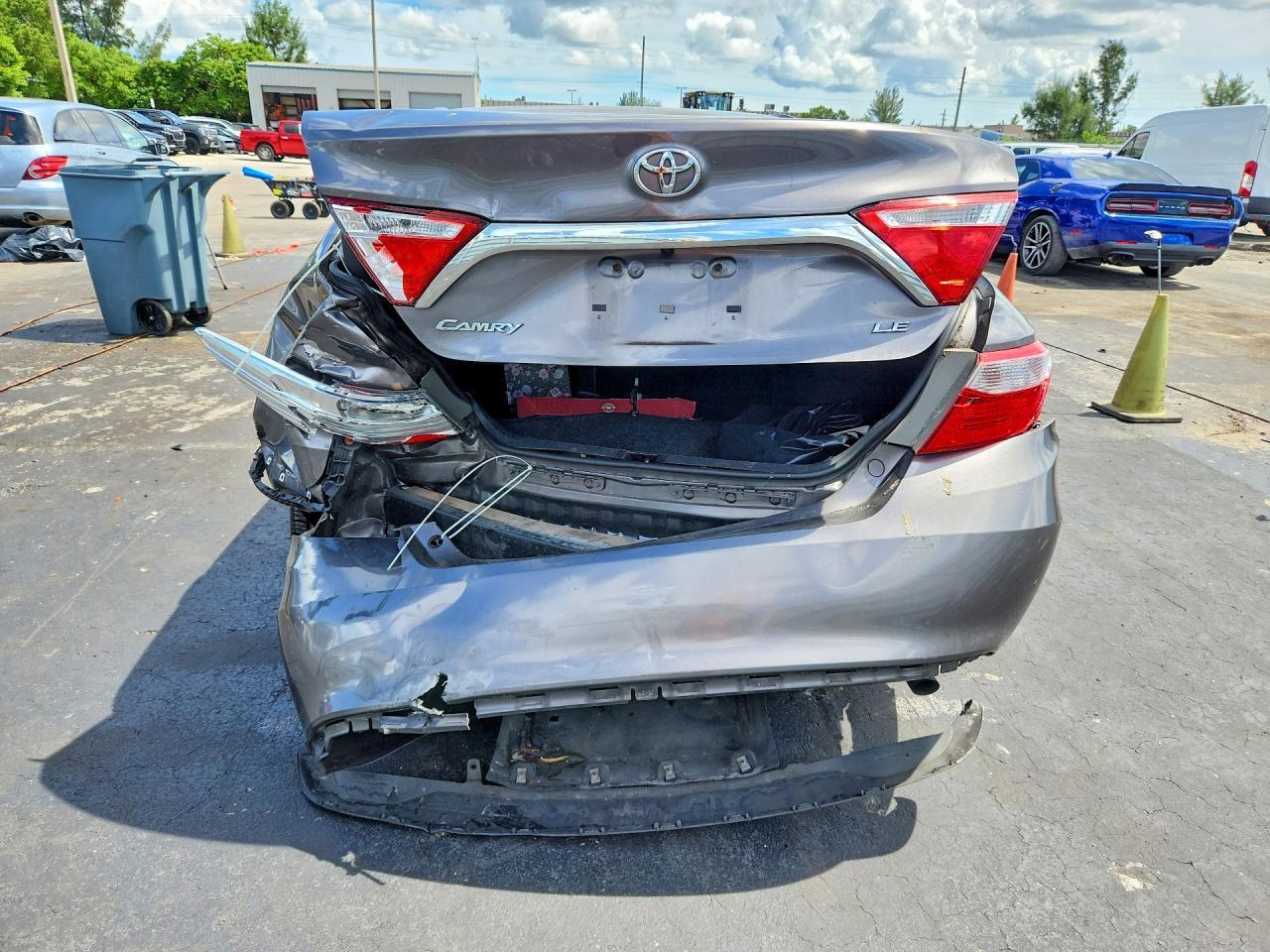 2015 TOYOTA CAMRY LE — Фото 6 из 12