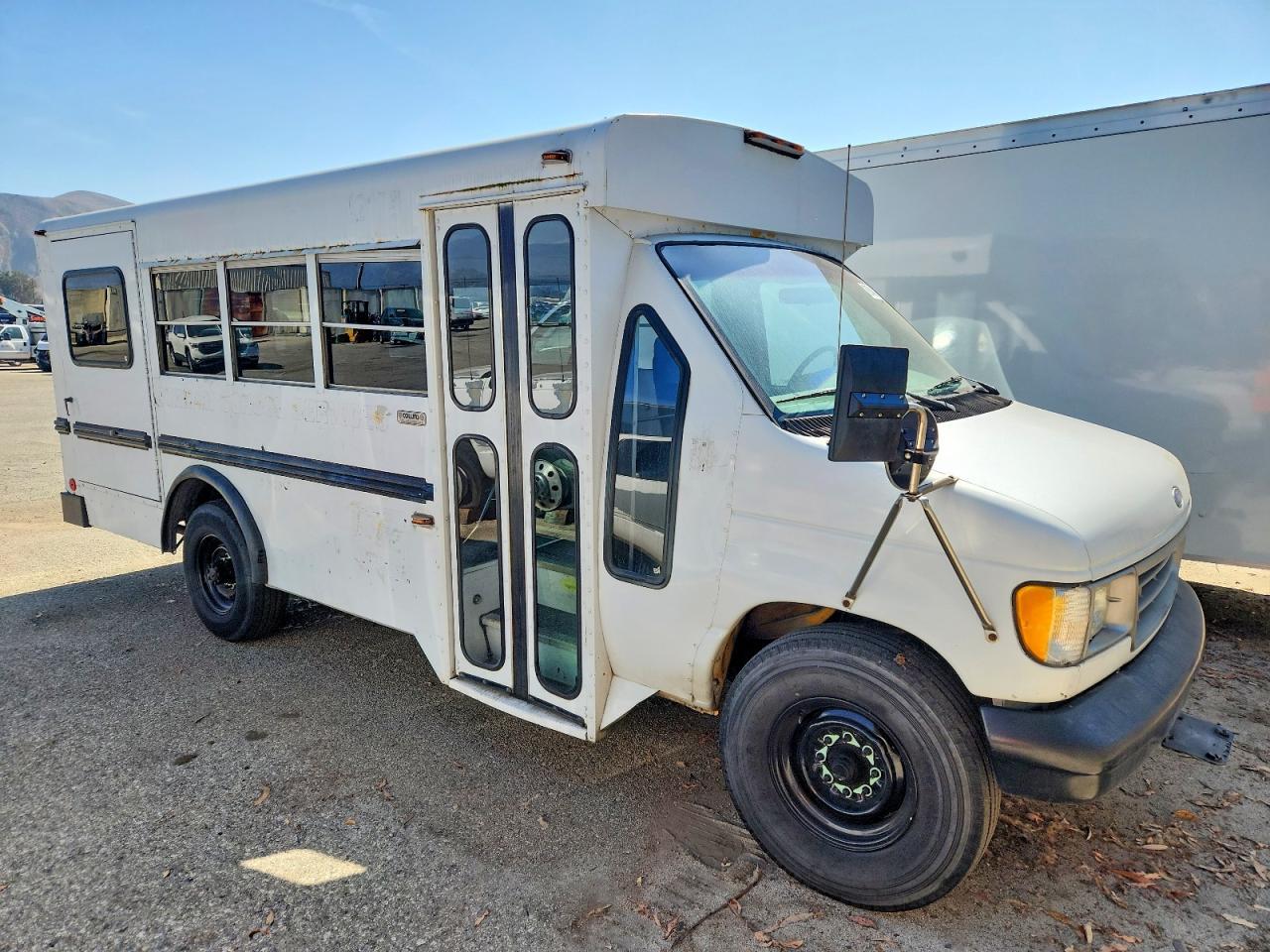 1992 FORD E350 SHUTTLE BUS