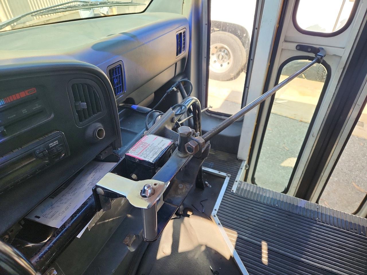1992 FORD E350 SHUTTLE BUS — Фото 9 из 10
