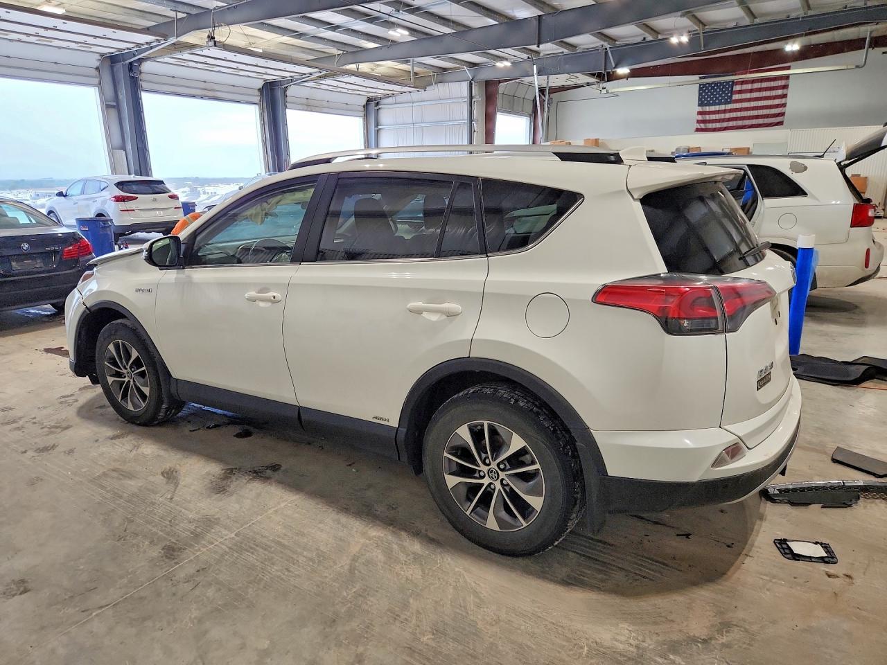 2016 TOYOTA RAV4 HV XLE — Фото 2 из 14