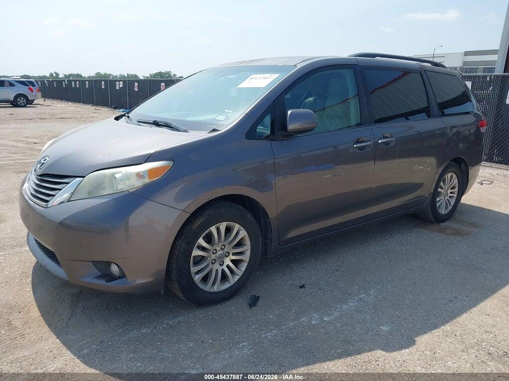 5TDYK3DC3BS131071 2011 TOYOTA SIENNA photo no. 2