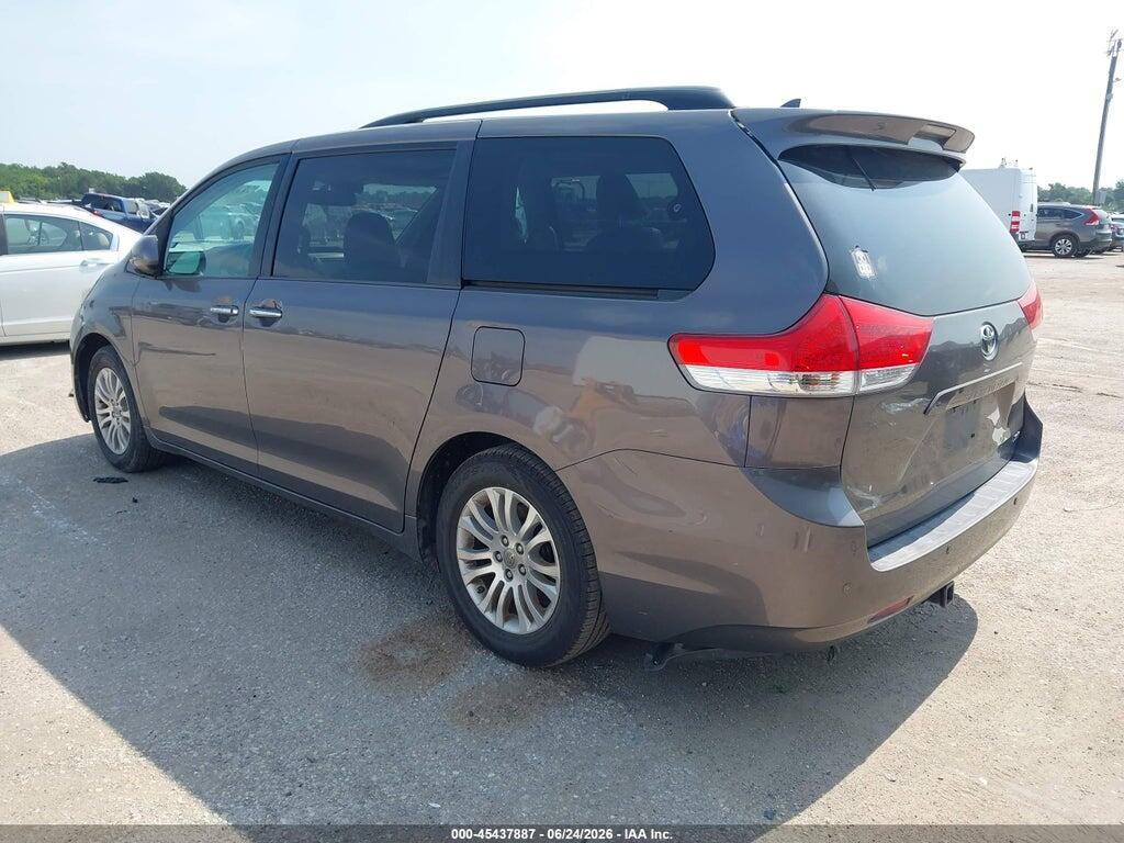 5TDYK3DC3BS131071 2011 TOYOTA SIENNA photo no. 3